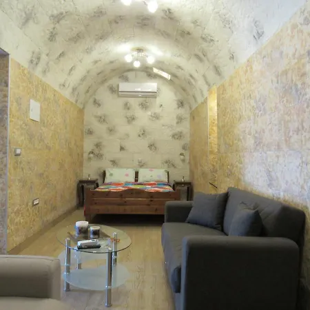 Pitini Sevasti House シミ