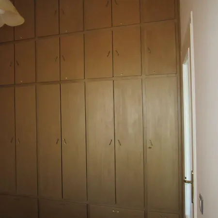Pitini Sevasti House シミ